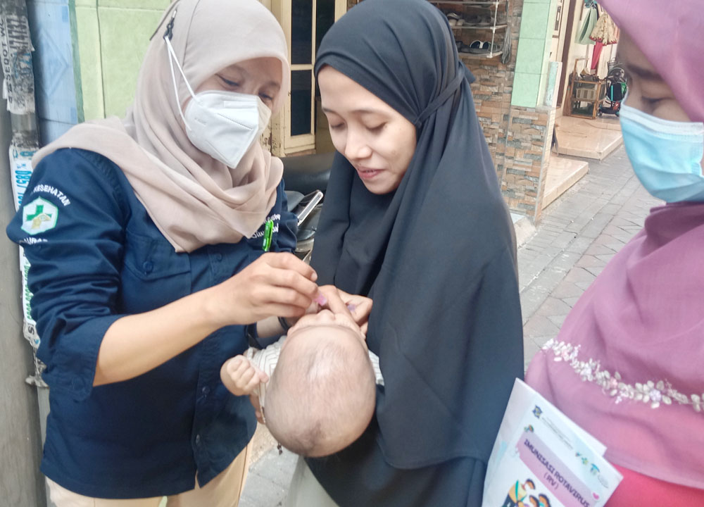 VAKSIN: Petugas medis memberikan vaksin Rotavirus kepada balita di kawasan Siwalankerto, Surabaya. (SURYANTO/RADAR SURABAYA)