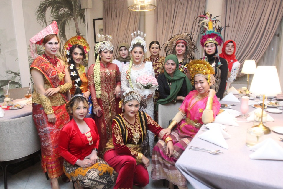 BIRTHDAY SURPRISE: Di arisan Agustusan tahun ini, Arisan NICE juga merayakan ulang tahun salah satu anggotanya.