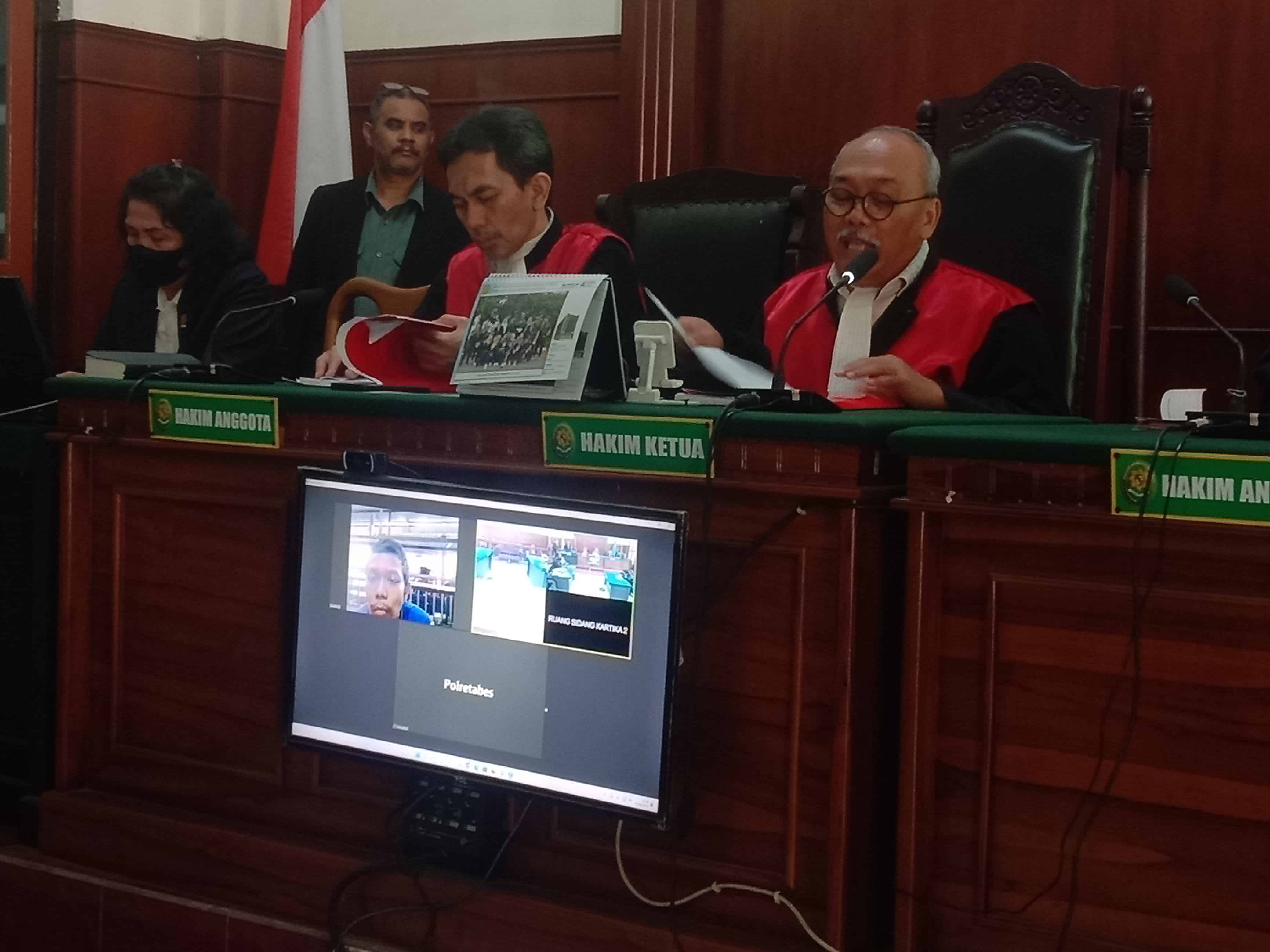 APES: Tegar Anandita Medianto disidang secara daring. (FAJAR/RADAR SURABAYA)
