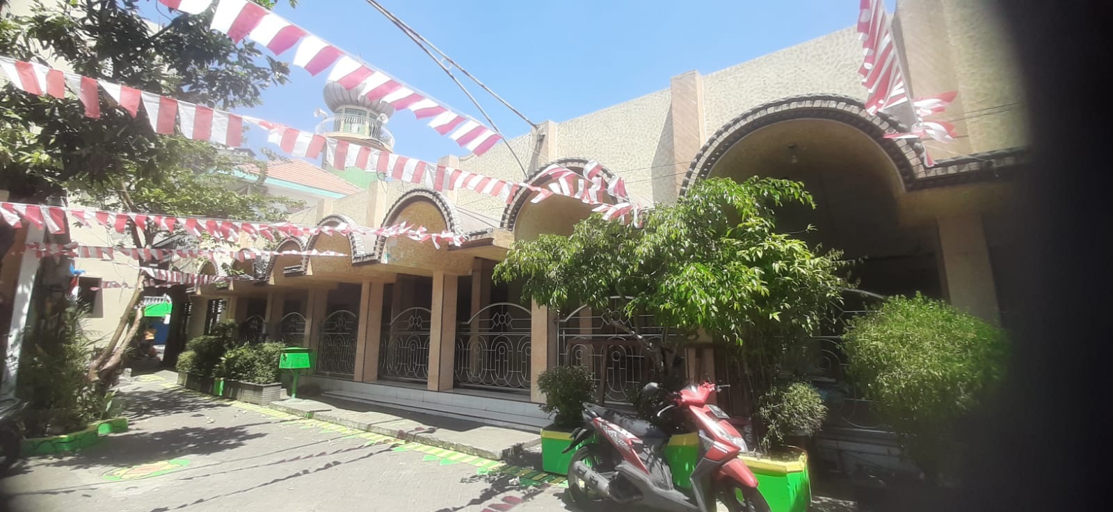 LAWAS: Masjid Qowiyuddin dibangun tahun 1786 oleh salah satu cucu Sunan Gunung Jati. (MAHRUS/RADAR SURABAYA)