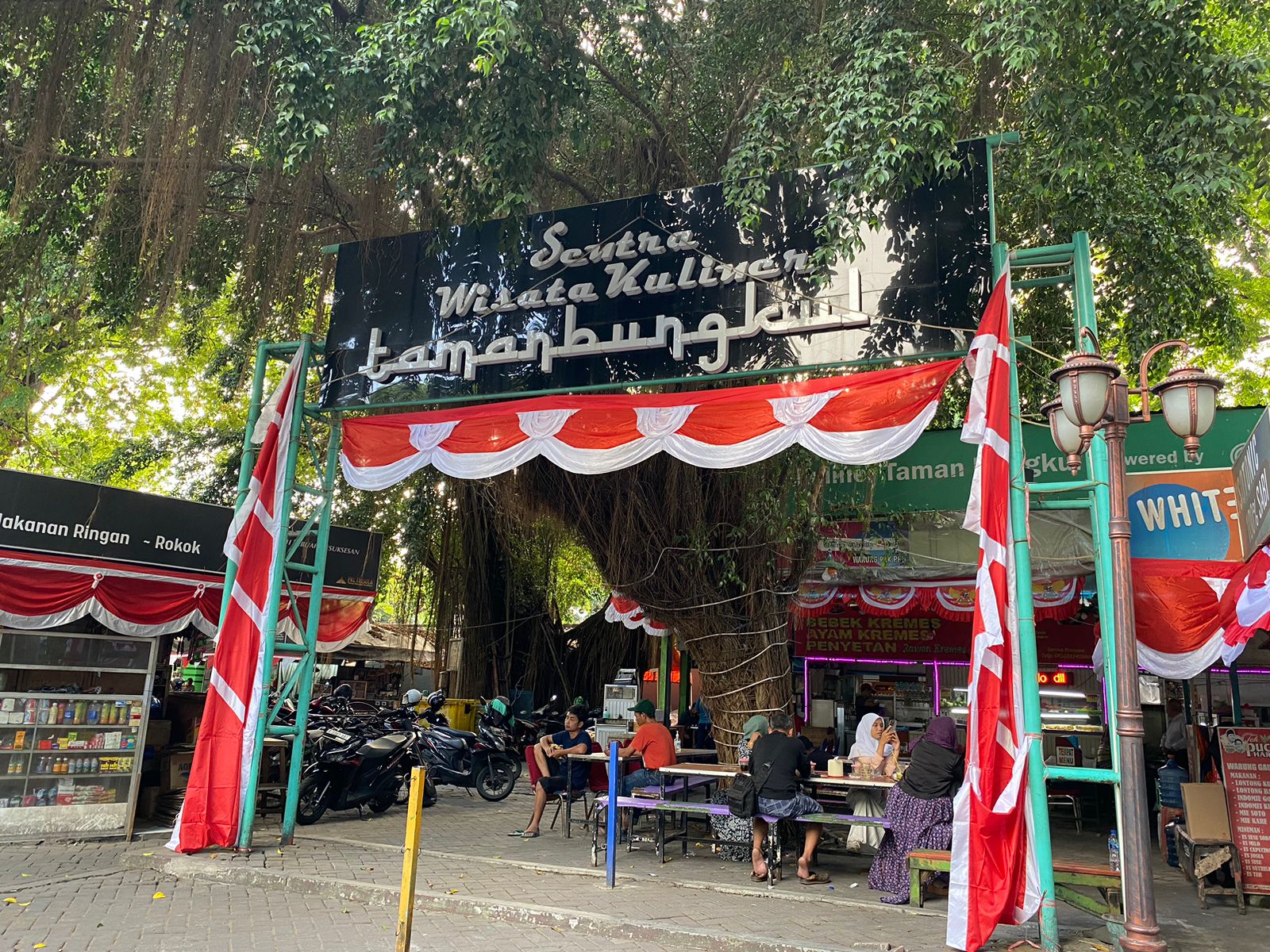 SELALU RAMAI: Sejak tahun 2007 SWK Taman Bungkul mulai terbentuk dengan adanya paguyuban pedagang. (Achmad Prasetyo/radar Surabaya)