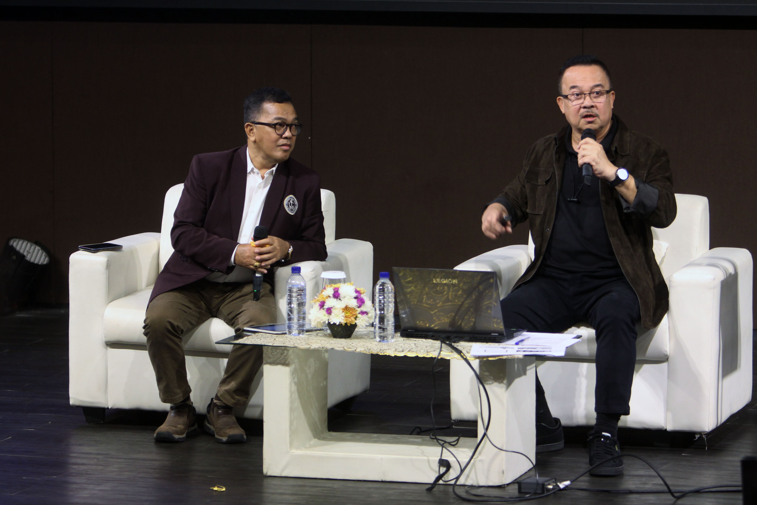 KULIAH UMUM: Rhenald Kasali menjadi narasumber dalam kuliah perdana Doctor of Management and Enterpreneurship Universitas Ciputra (UC) Surabaya,Senin (21/8). (ANDY SATRIA/RADAR SURABAYA)