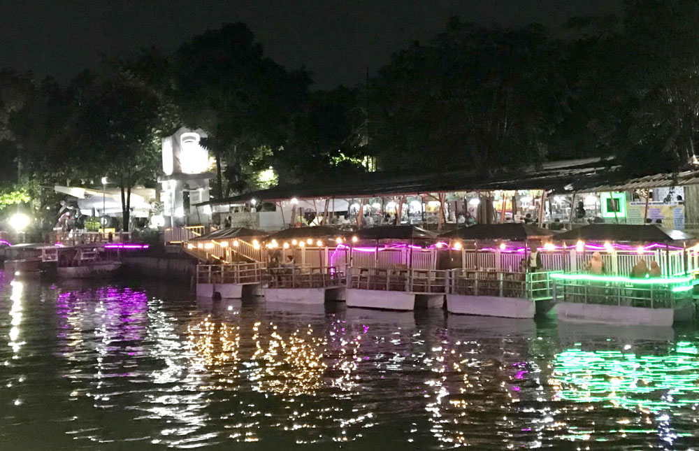 Fasilitas Warung Apung di SWK Taman Prestasi Surabaya. (INDHIRA AYU/RADAR SURABAYA)