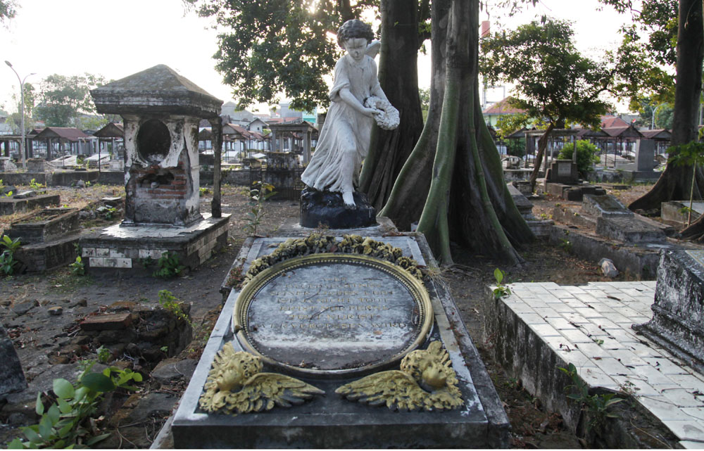 KURANG TERAWAT: Deretan pusara kuburan tua peninggalan Hindia Belanda di Makam Peneleh, Surabaya, Senin (21/8). (SURYANTO/RADAR SURABAYA)