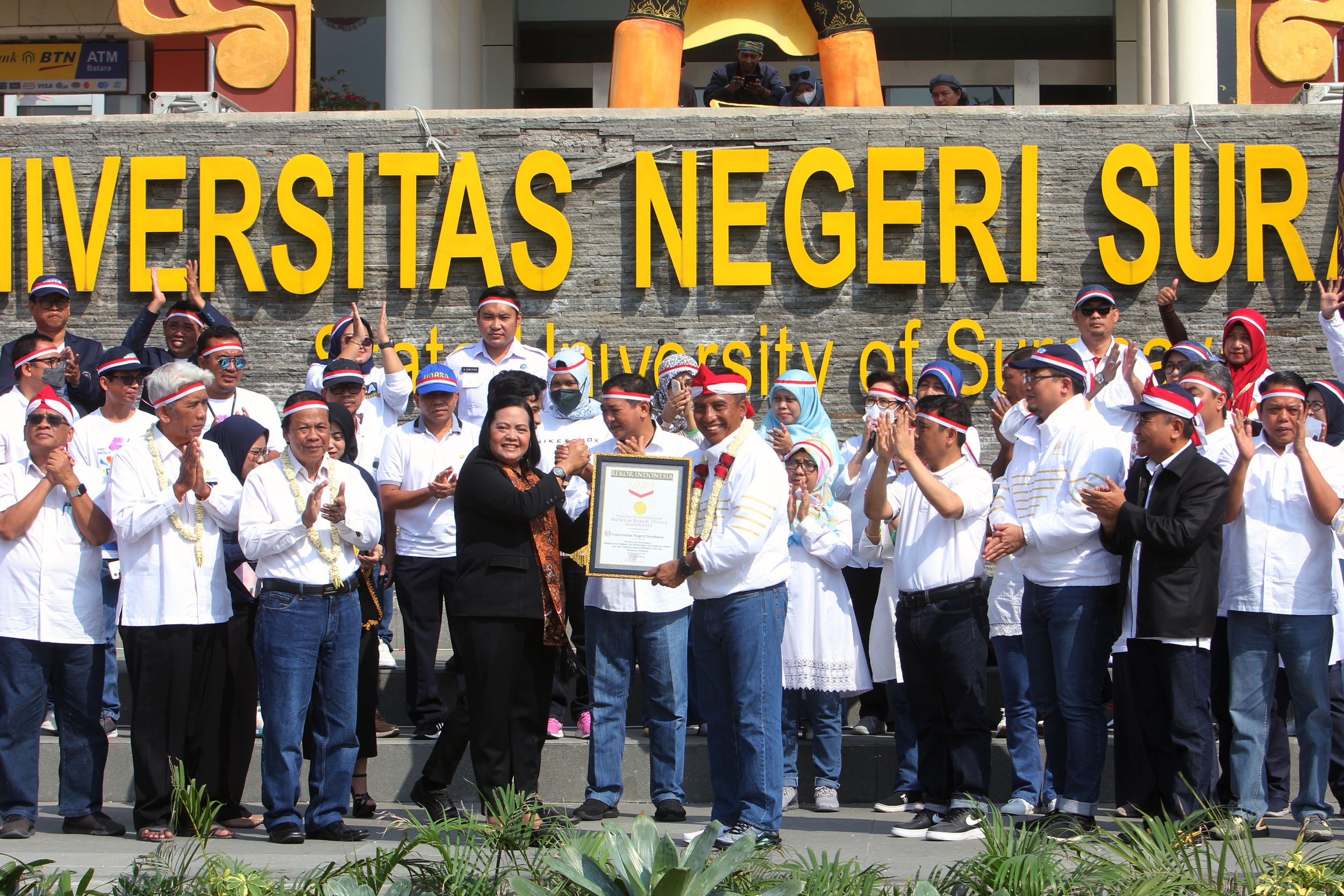 MURI: Rektor Unesa, Nurhasan menerima penghargaan dari Museum Rekor Dunia Indonesia (MURI), dalam Pengenalan Kehidupan Kampus Mahasiswa Baru (PKKMB)  di lapangan Rektor. (ANDY SATRIA/RADAR SURABAYA)