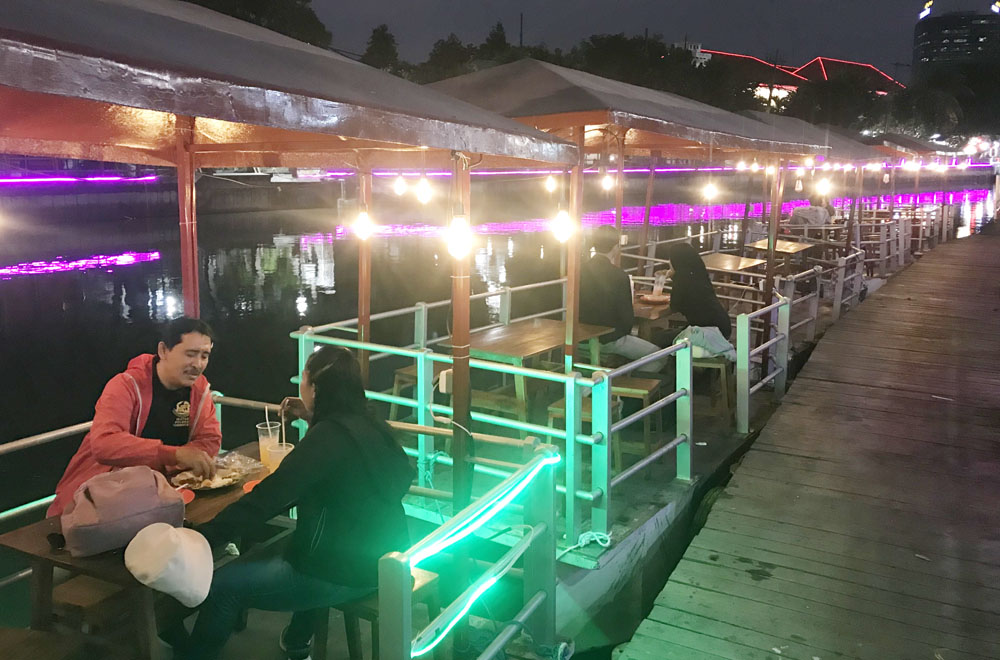 SENSASI BARU: Pengunjung yang sedang menikmati kuliner di Warung Apung SWK Taman Prestasi Surabaya. (INDHIRA AYU/RADAR SURABAYA)