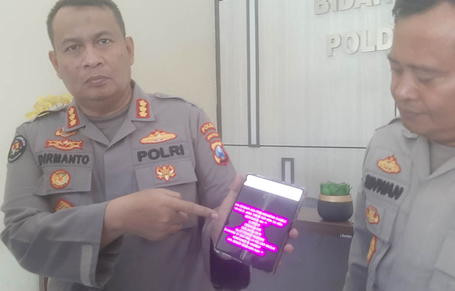 HOAX: Kabid Humas Polda Jatim Kombes Pol Dirmanto menunjukkan postingan Wakil Ketua Komisi III DPR Ahmd Sahroni di medsosi. (M MAHRUS/RADAR SURABAYA)