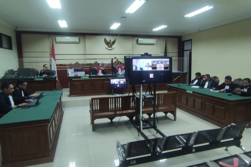 Sidang Bupati Bangkalan nonaktif Abdul Latif Amin Imron di Pengadilan Negeri Tindak Pidana Korupsi Surabaya. (ANTARA/HO-SUS)