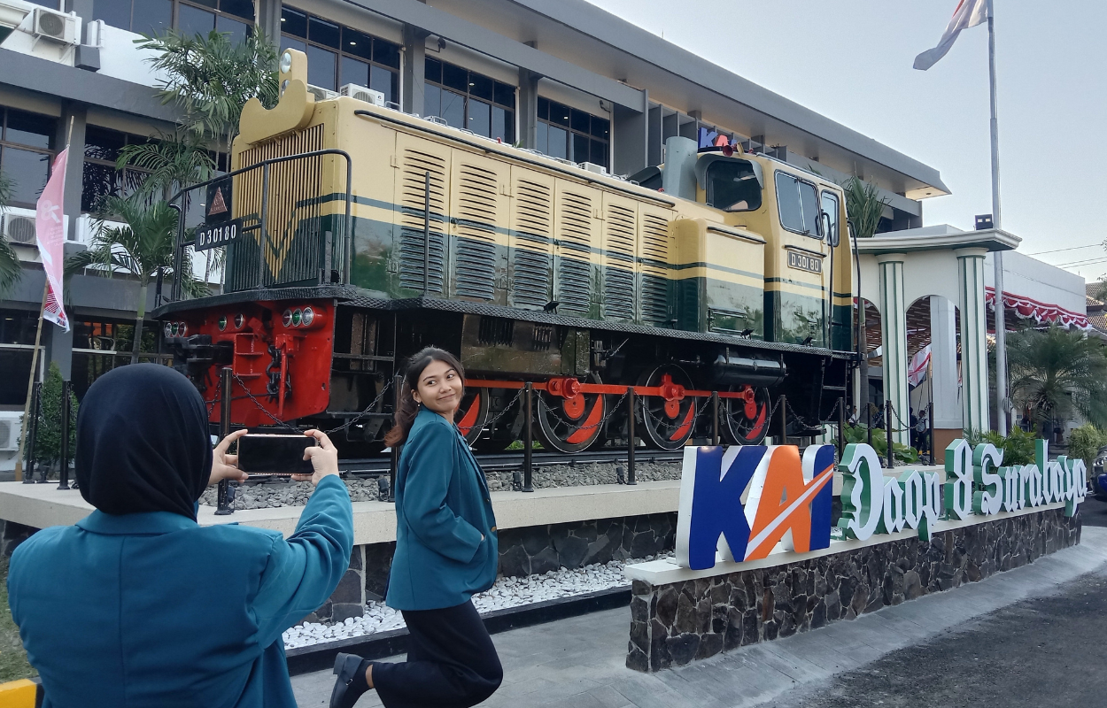 IKON BARU: Monumen lokomotif bersejarah yang menjadi ikon baru Stasiun Gubeng. (Suryanto/Radar Surabaya)