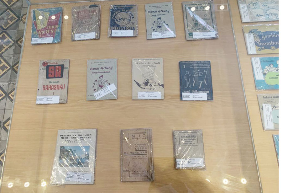 Modul atau buku pelajaran tempo dulu yang banyak dipakai di sekolah. (RESA/RADAR SURABAYA)