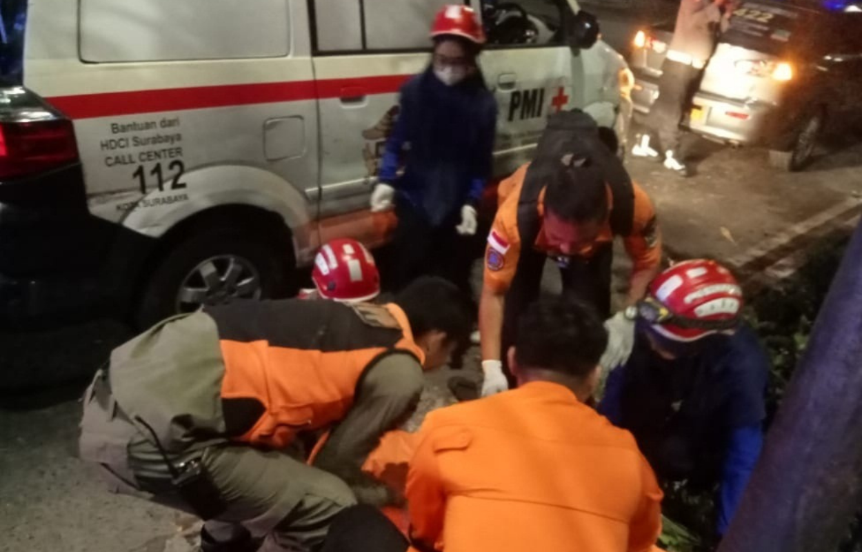 NAHAS: Petugas mengevakuasi jenazah korban di Jalan Adityawarman. (ISTIMEWA)