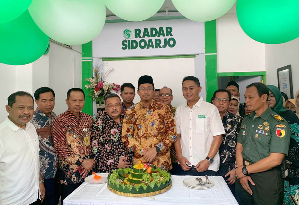 Bupati Sidoarjo Ahmad Muhdlor Ali (tengah) saat pembukaan kantor baru Radar Sidoarjo didampingi Forkopimda dan pimpinan OPD.  Mereka disambut Direktur Lilik Widyantoro dan Kabiro Vega Dwi Arista.