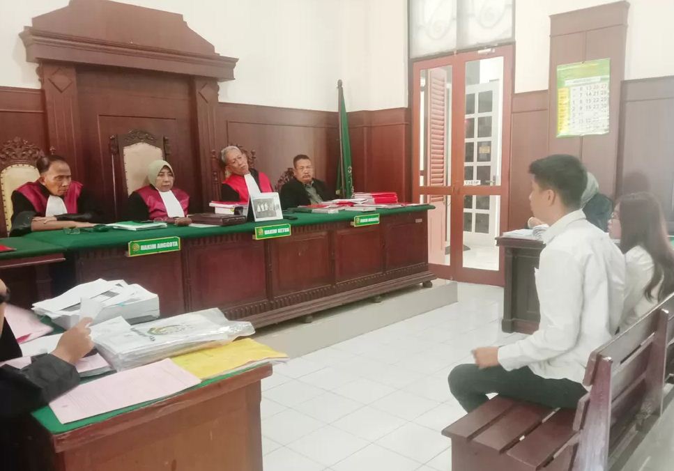 KOMPAK: Heksindo Gusti Nata dan Grace Velisia Heryanto disidangkan di PN Surabaya. FAJAR/RADAR SURABAYA. (DOK)
