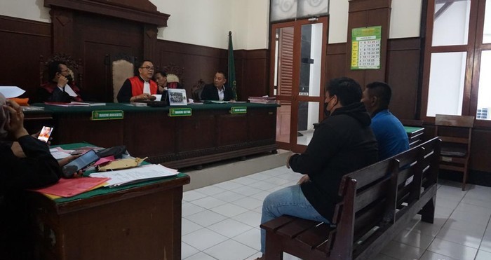 APES: Moch Rizal Efendi dan sekuriti hotel menjalani sidang di PN Surabaya. (ISTIMEWA)