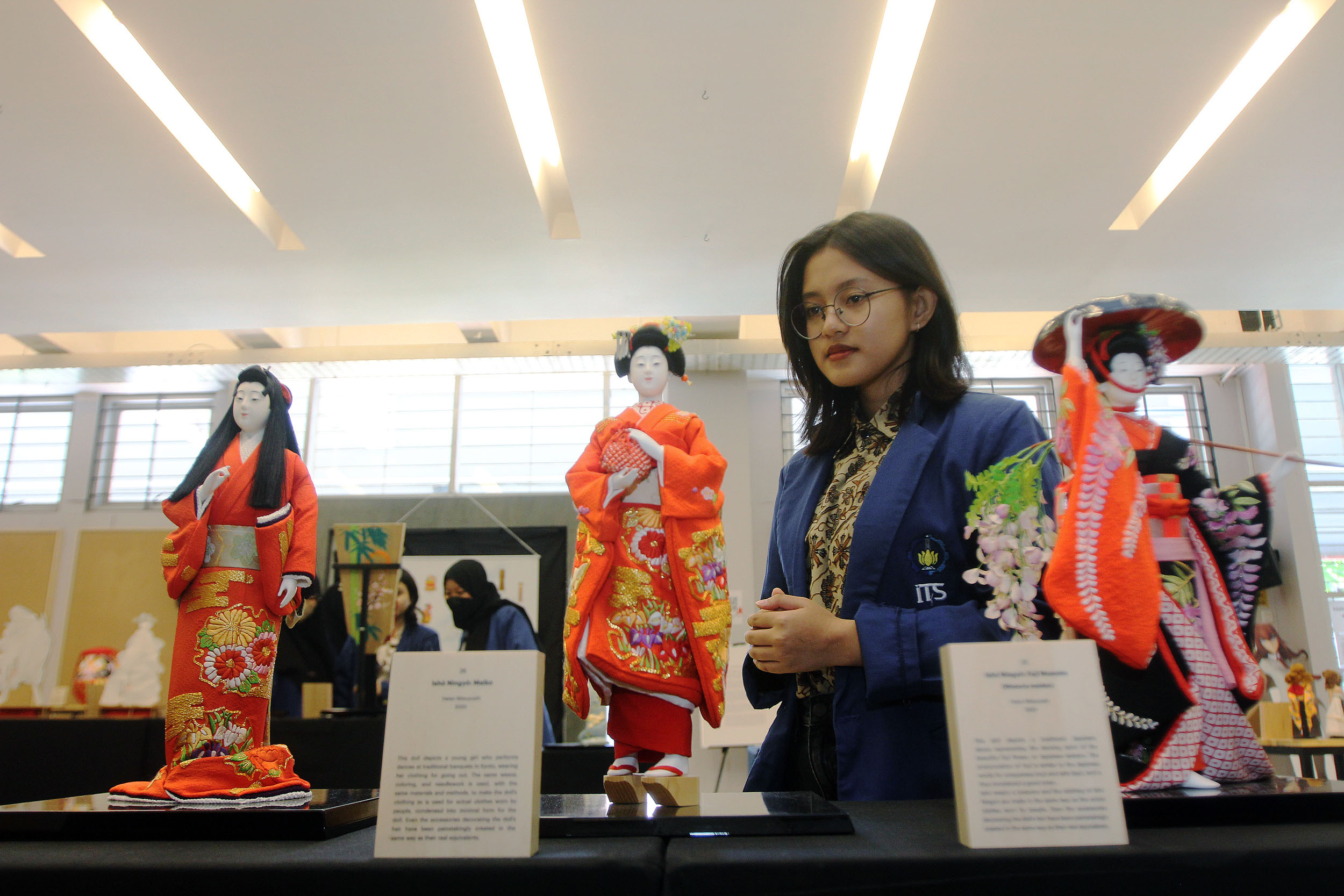 PUNYA NILAI HISTORIS: Pengunjung mengamati sejumlah boneka yang dipamerkan dalam Pameran Boneka Jepang di ITS Surabaya, Rabu (23/8). (ANDY SATRIA/RADAR SURABAYA)