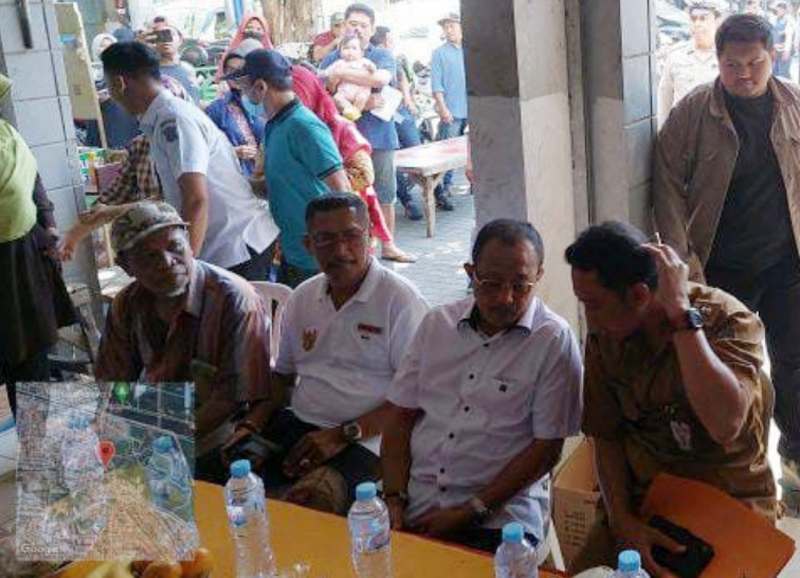 CARI SOLUSI: Wawali Surabaya Armudji berdialog dengan para pedagang di Pasar Tempurejo. (ISTIMEWA)