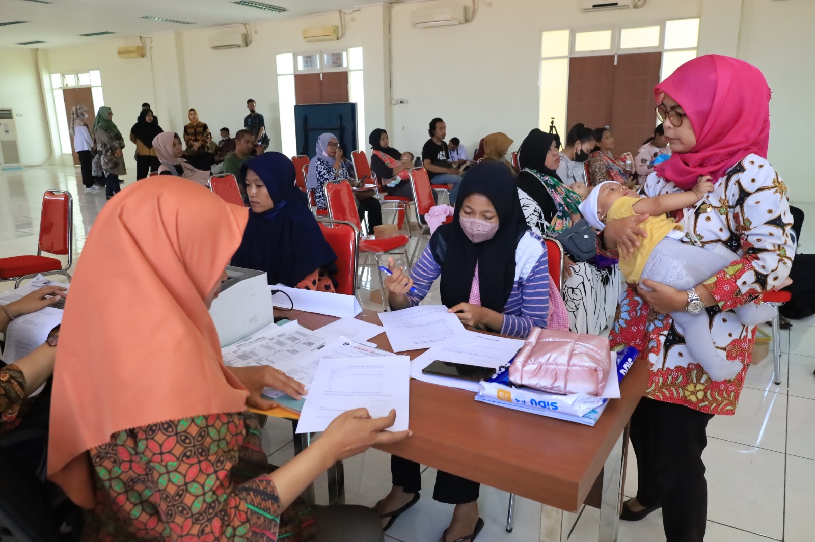 PENDAFTARAN: Pemerintah Kota Surabaya mempermudah registrasi NIK untuk bayi yang baru lahir sehingga tetap bisa mendapatkan bantuan sosial.  (Rahmat sudrajat/radar surabaya)
