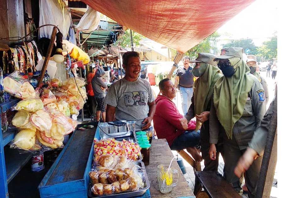 SEMRAWUT: Petugas Satpol PP kembali menertibkan pedagang di Pasar Keputran. (ISTIMEWA)
