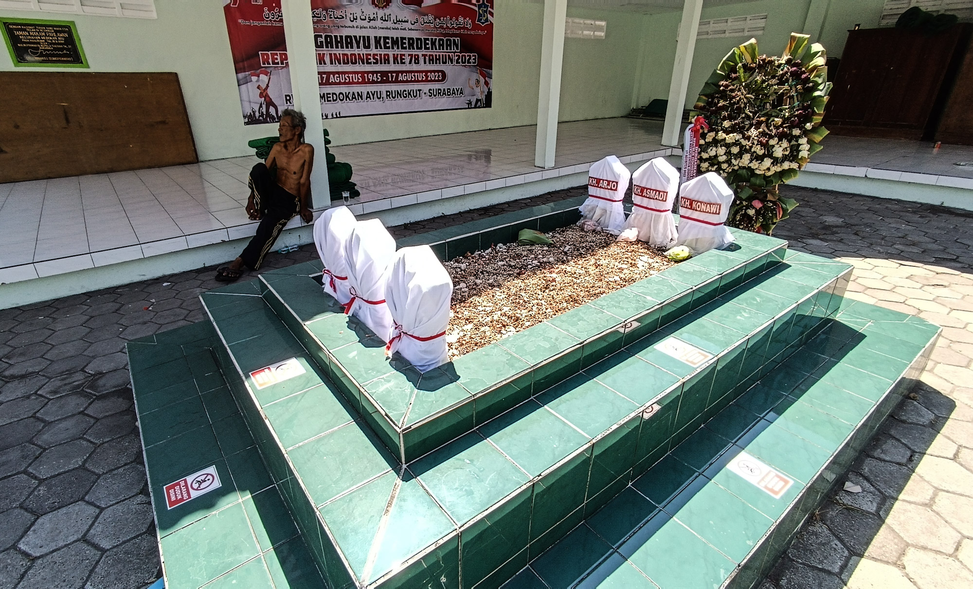 BERSENJATA CAMBUK: KH Asmadi dimakamkan sama muridnya yaitu KH Arjo dan KH Kunawi. (Andy Satria/Radar Surabaya)