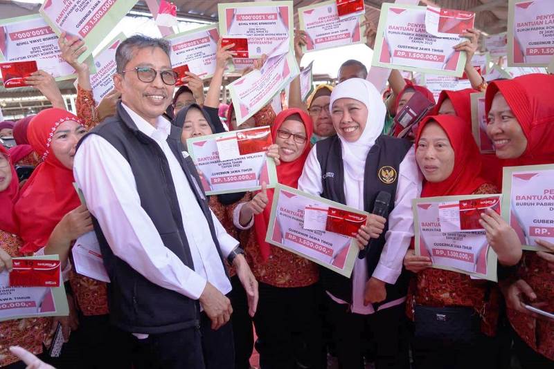 BAHAGIA: Gubernur Khofifah Indar Parawansa dan Direktur Utama bankjatim Busrul Iman saat memberikan BLT, Kamis (24/8). (ISTIMEWA)