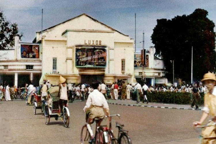 MEMORABLE: Bioskop Luxor (d/h Bioskop Jaya) di perempatan Jalan Pasar Besar (sekarang Jalan Pahlawan) dan Jalan Tembaan pada 1950. (ISTIMEWA/Arsip UK Petra)