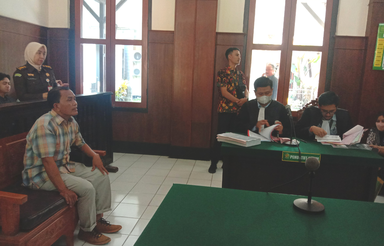 SAKSI: Hudi memberikan keterangan di PN Surabaya. (FAJAR/RADAR SURABAYA)