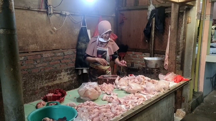 SEBABKAN INFLASI: Harga rata-rata daging ayam di Jatim pada Jumat (25/8) dilaporkan menjadi Rp 35.455 per kg. (RAHMAT SUDRAJAT/RADAR SURABAYA)