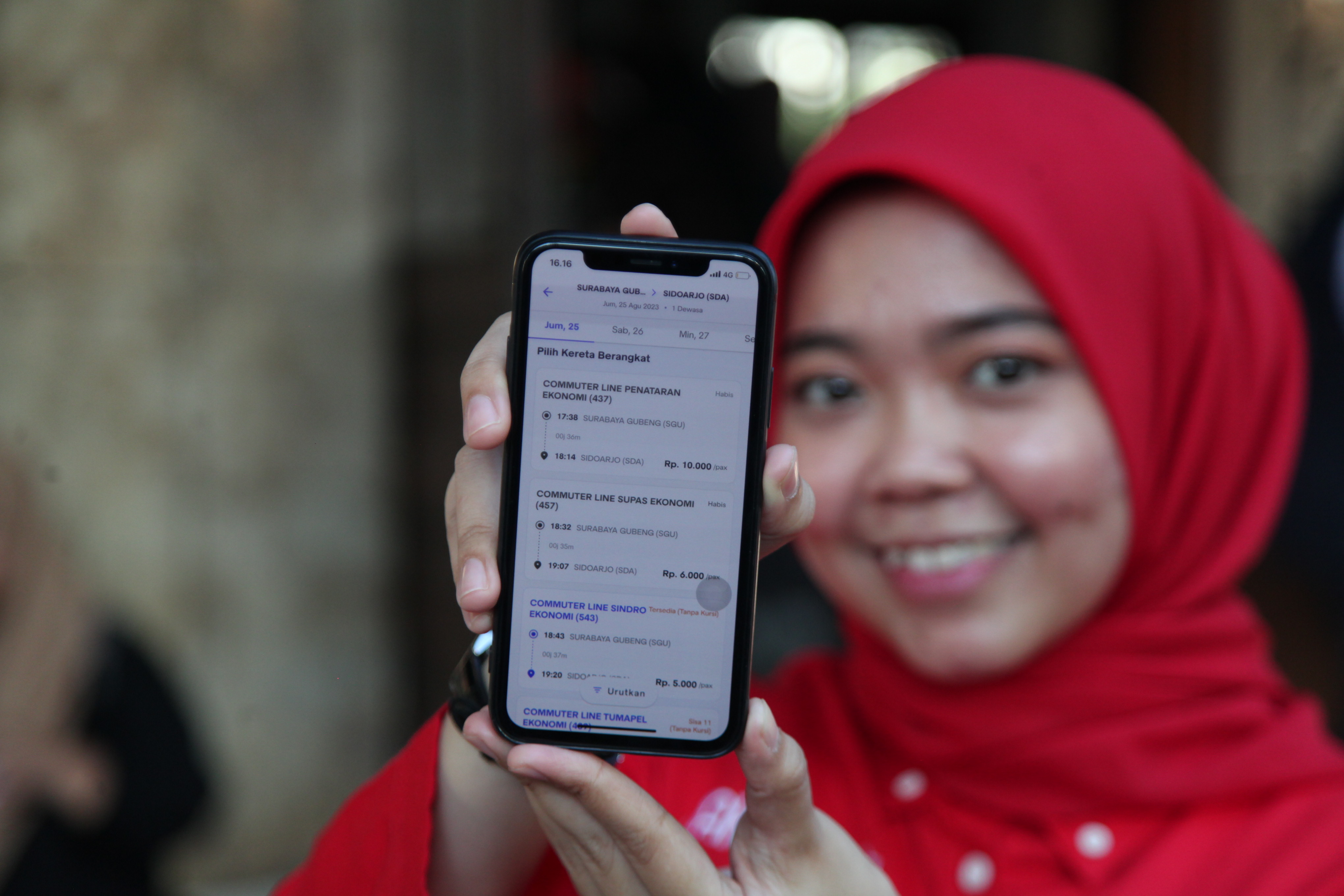 MULTI TRIP: Pengenalan kartu multi trip yang bisa terpasang di handphone untuk mempermudah pengguna jasa commuter line. (SURYANTO/RADAR SURABAYA)