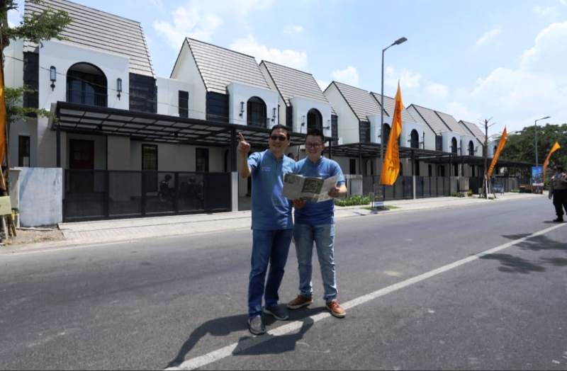 SEGMEN ATAS: Kent Hilman (kanan) bersama Erick Ardine menjelaskan tipe Farmington dan Emmerson di Grand Harvest yang memidik segmen pengusaha dan profesional mapan. (ABDULLAH MUNIR/RADAR SURABAYA)