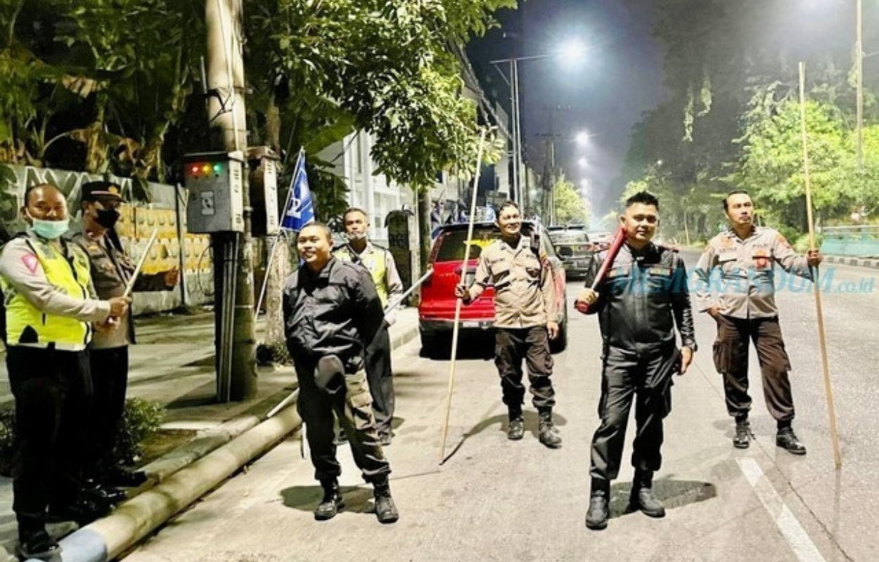ANTISIPASI: Polisi siap menghalau para pemuda yang nekat melakukan balap liar di kawasan Dukuh Pakis. (ISTIMEWA)