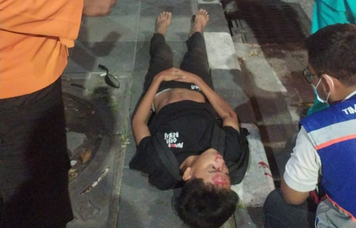 LUKA-LUKA: Petugas menolong korban kecelakaan di Jalan Adityawarman, Minggu (27/8). (ISTIMEWA)