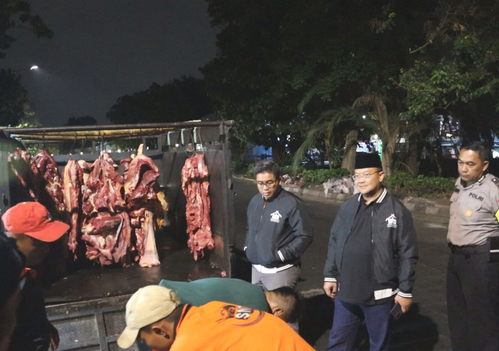 PENGAWASAN: Direktur RPH Surabaya Fajar A Isnugroho memantau langsung penjualan daging sapi di Jalan Pegirian, Surabaya. (ISTIMEWA)