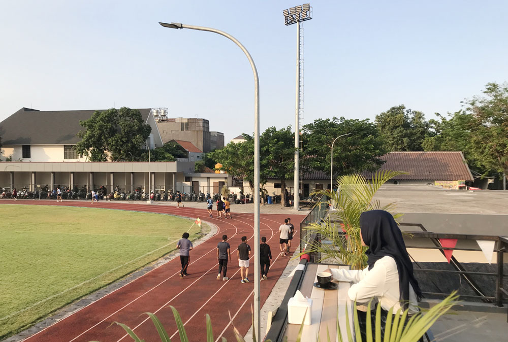 Pemandangan yang disuguhkan kafe serdadu yang berada di area Lapangan Bogowonto. (INDHIRA AYU/RADAR SURABAYA)