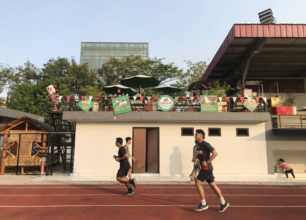 Suasana Lapangan Bogowonto yang memperlihatkan banyak orang olahraga saat sore hari. (INDHIRA AYU/RADAR SURABAYA)