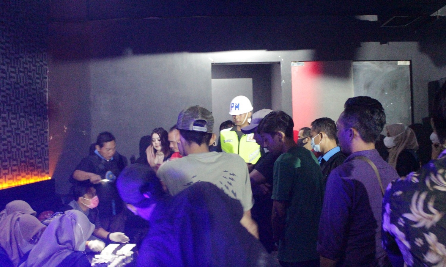 CEGAH NARKOBA: Petugas BNNK Surabaya saat merazia sebuah tempat hiburan malam di Kenjeran. (ISTIMEWA)