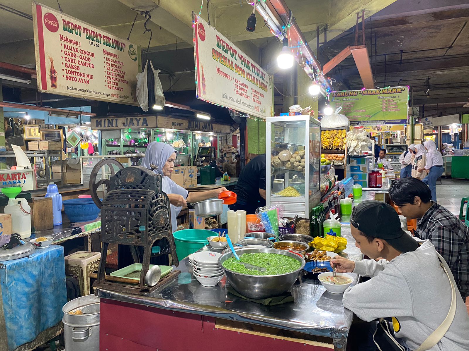 JADI JUJUKAN: Di Pasar Blauran berbagai kuliner tradisional bisa ditemukan, mulai bubur, dawet, hingga tahu campur. (MOH RAFIF RABBANI/RADAR SURABAYA)