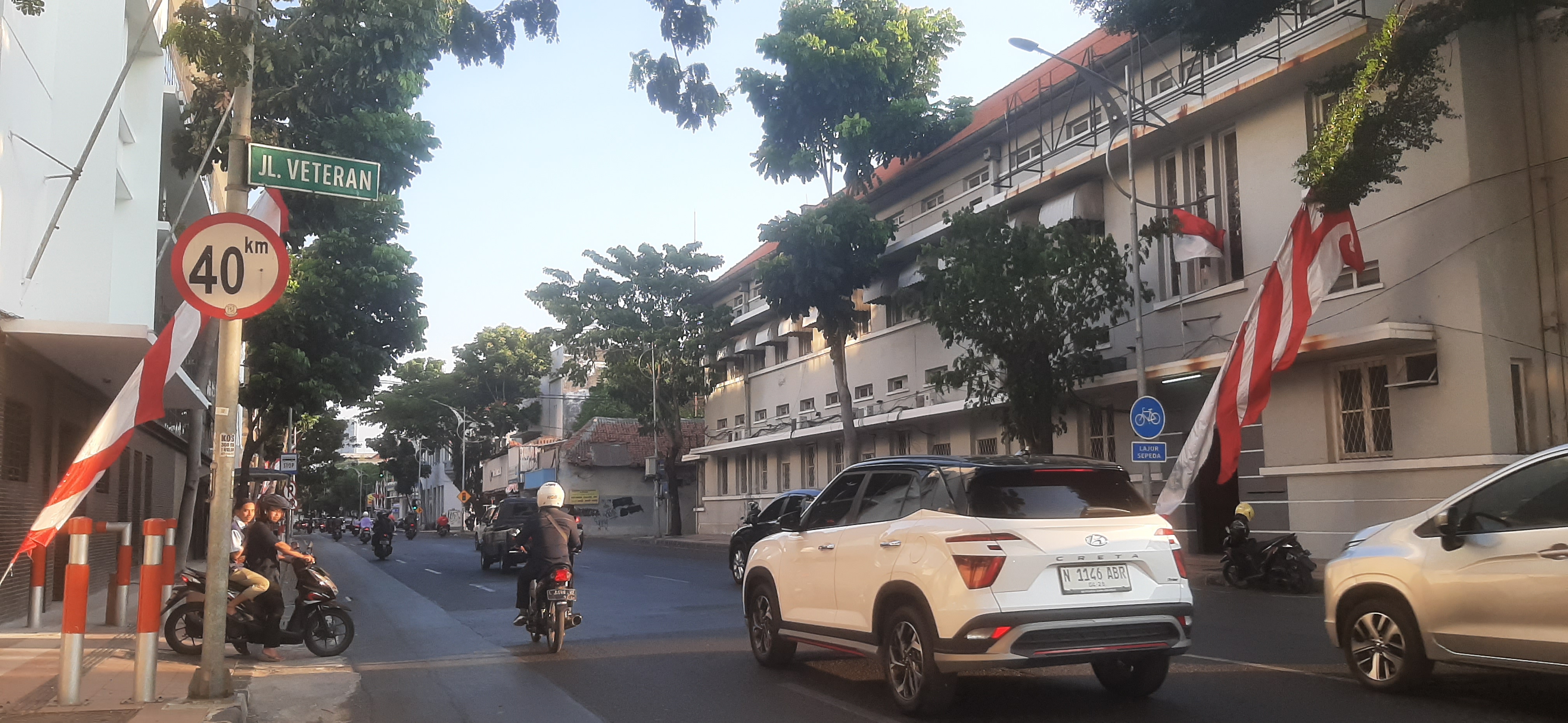 TETAP RAMAI : Dahulu Jalan Veteran menjadi tempat tinggal dan aktivitas ekonomi warga Eropa di Surabaya. (MAHRUS/RADAR SURABAYA)