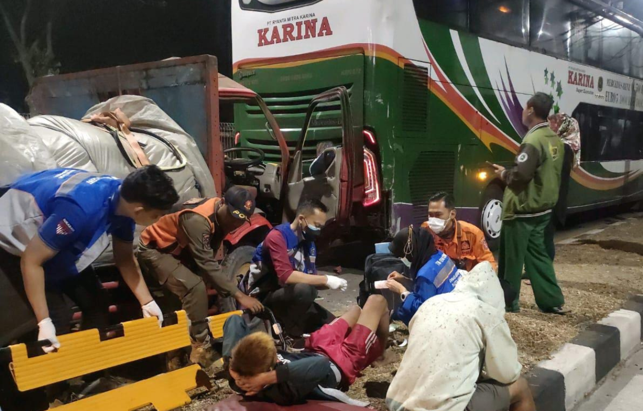 DITOLONG: Petugas memberikan pertolongan pertama kepada korban kecelakaan di Tambak Wedi, Selasa (29/8). (ISTIMEWA)