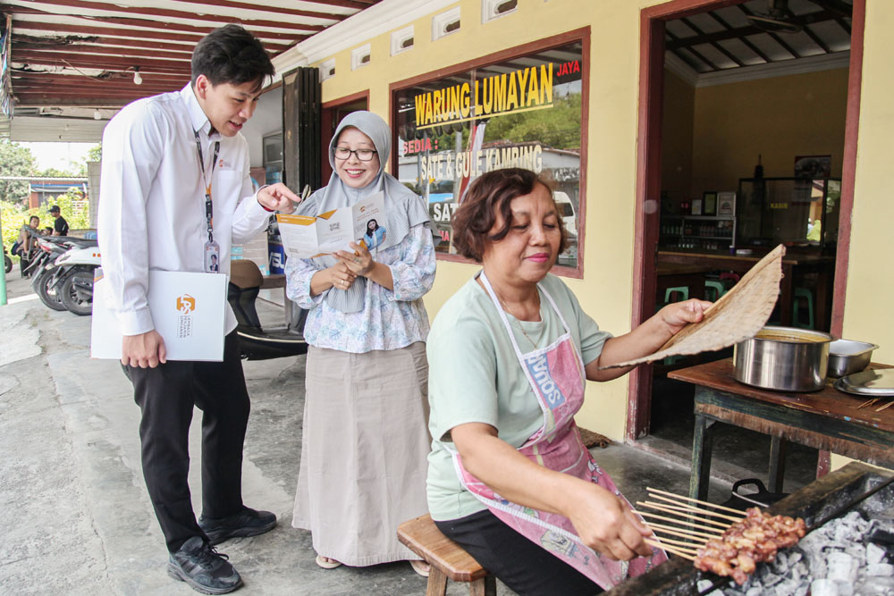 Staf Litigasi LPS Leo Chandra memberikan penjelasan terkait keamanan menyimpan uang di bank kepada nasabah penerima manfaat di Banyuwangi, Jawa Timur. (SURYANTO/RADAR SURABAYA)