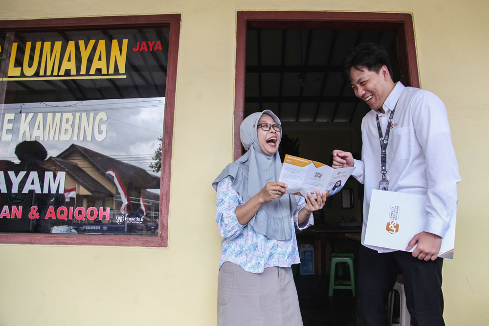 Staf Litigasi LPS Leo Chandra memberikan penjelasan terkait keamanan menyimpan uang di bank kepada nasabah penerima manfaat di Banyuwangi, Jawa Timur. (SURYANTO/RADAR SURABAYA)