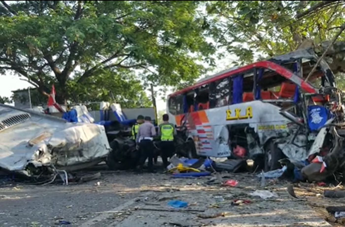 Polisi melakukan olah TKP laka maut bus Eka vs Sugeng Rahayu di Geneng, Ngawi, Kamis (31/8). (ISTIMEWA/@JOGJA-TODAY)