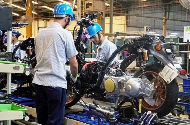 BERKUALITAS DAN TERJAMIN: Pekerja saat melakukan quality control Yamaha NMax di pabrik PT Yamaha Indonesia Motor Mfg di kawasan Pulo Gadung, Jakarta, Kamis (31/8). (GUNTUR IRIANTO/RADAR SURABAYA)