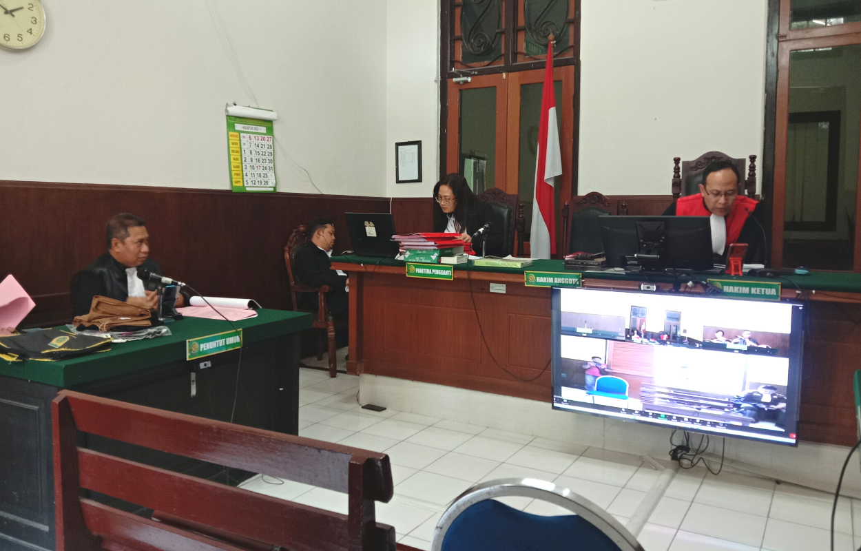 PASRAH: Frionavela Adegraha Tantu diadili secara daring. (FAJAR/RADAR SURABAYA)