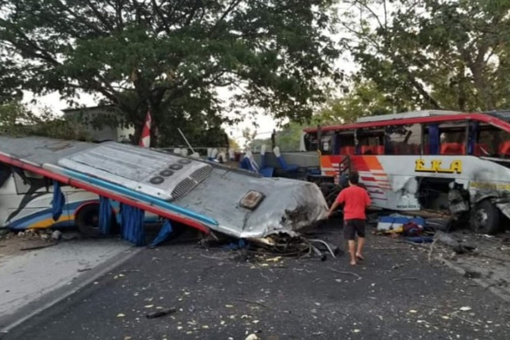 DEDEL DUEL: Kondisi bus EKA dan bus Sugeng Rahayu hancur lebur  usai tabrakan maut di wilayah Geneng, Ngawi, Kamis subuh (31/8). (ISTIMEWA)
