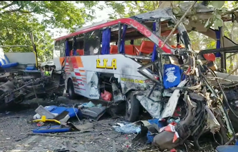 HANCUR: Bus Eka Cepat nopol S 7551 US berantakan usai menabrak bus Sugeng Rahayu dari depan dalam kecelakaan maut di Geneng, Ngawi, Kamis (31/8). (ISTIMEWA/@JOGJA-TODAY)