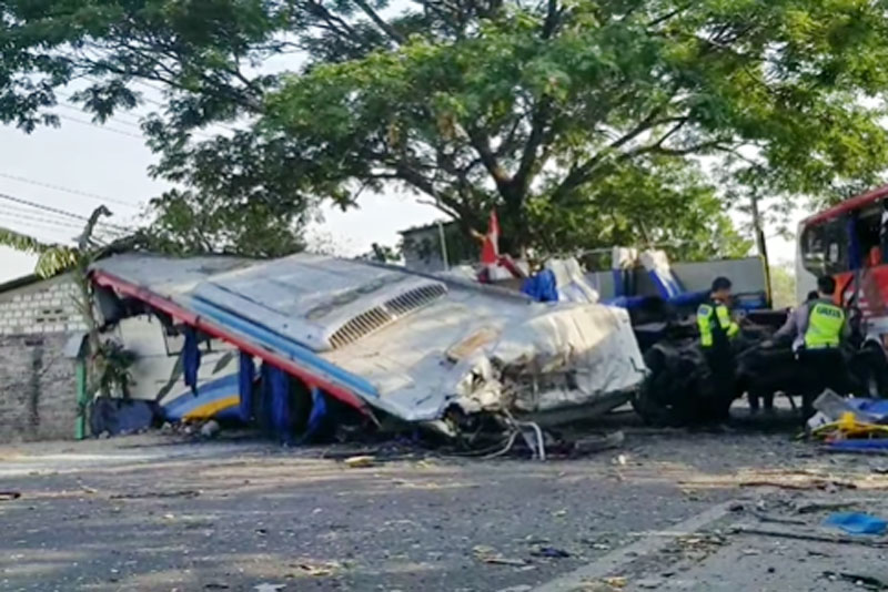 REMEK: Atap bus Sugeng Rahayu sampai terlepas dan teronggok di samping body bus yang sudah hancur. (ISTIMEWA)