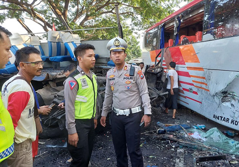 Kasat Lantas Polres Ngawi AKP Achmad Fahmi Adiatma (tengah) memimpin olah TKP di lokasi kejadian di Geneng, Ngawi, Kamis (31/8). (ISTIMEWA)