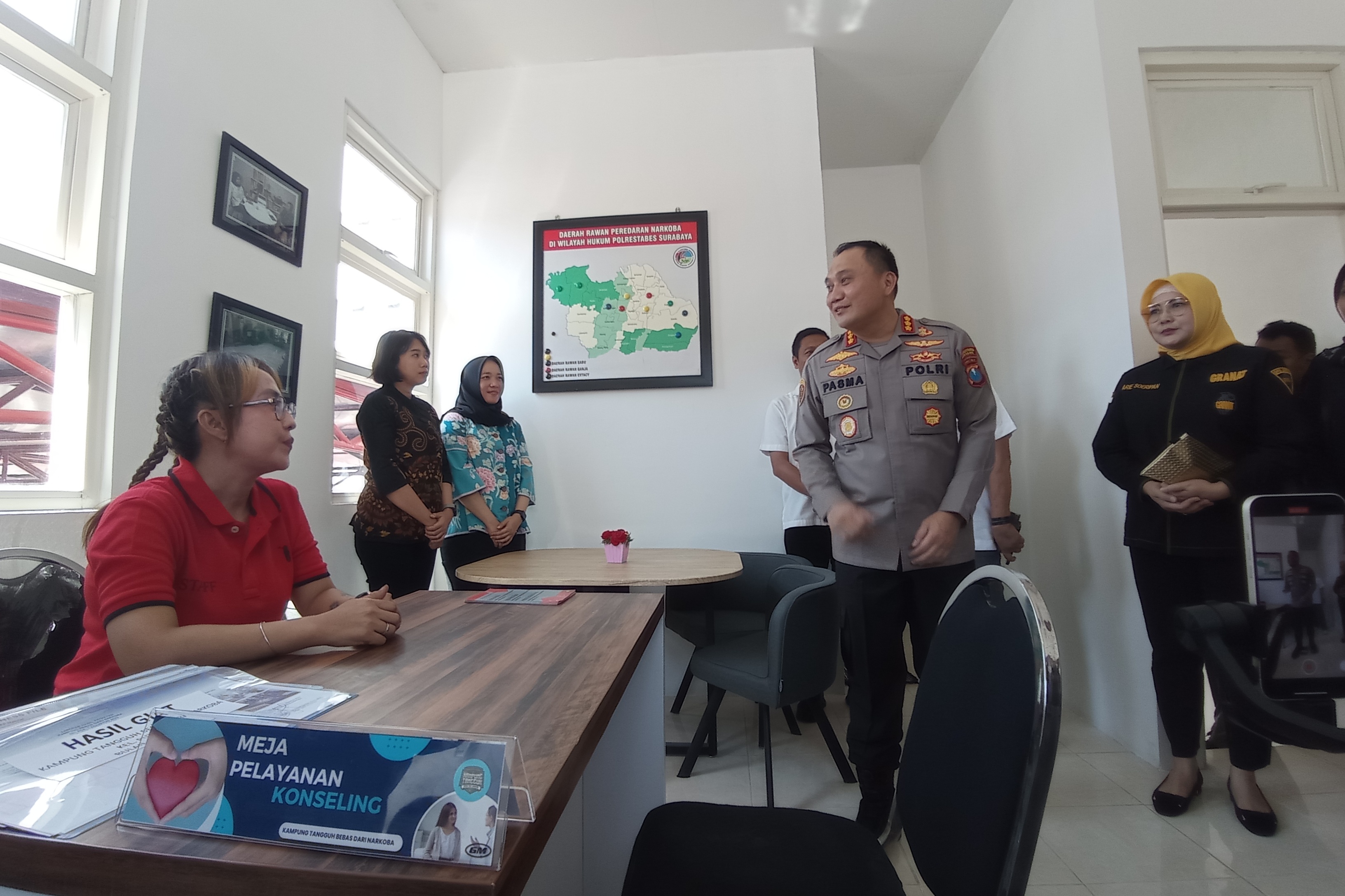 SINERGI: Kapolrestabes Surabaya Kombes Pol Pasma Royce meninjau posko kampung tangguh di eks lokalisasi Gang Dolly, Rabu (30/8). (SURYANTO/RADAR SURABAYA)