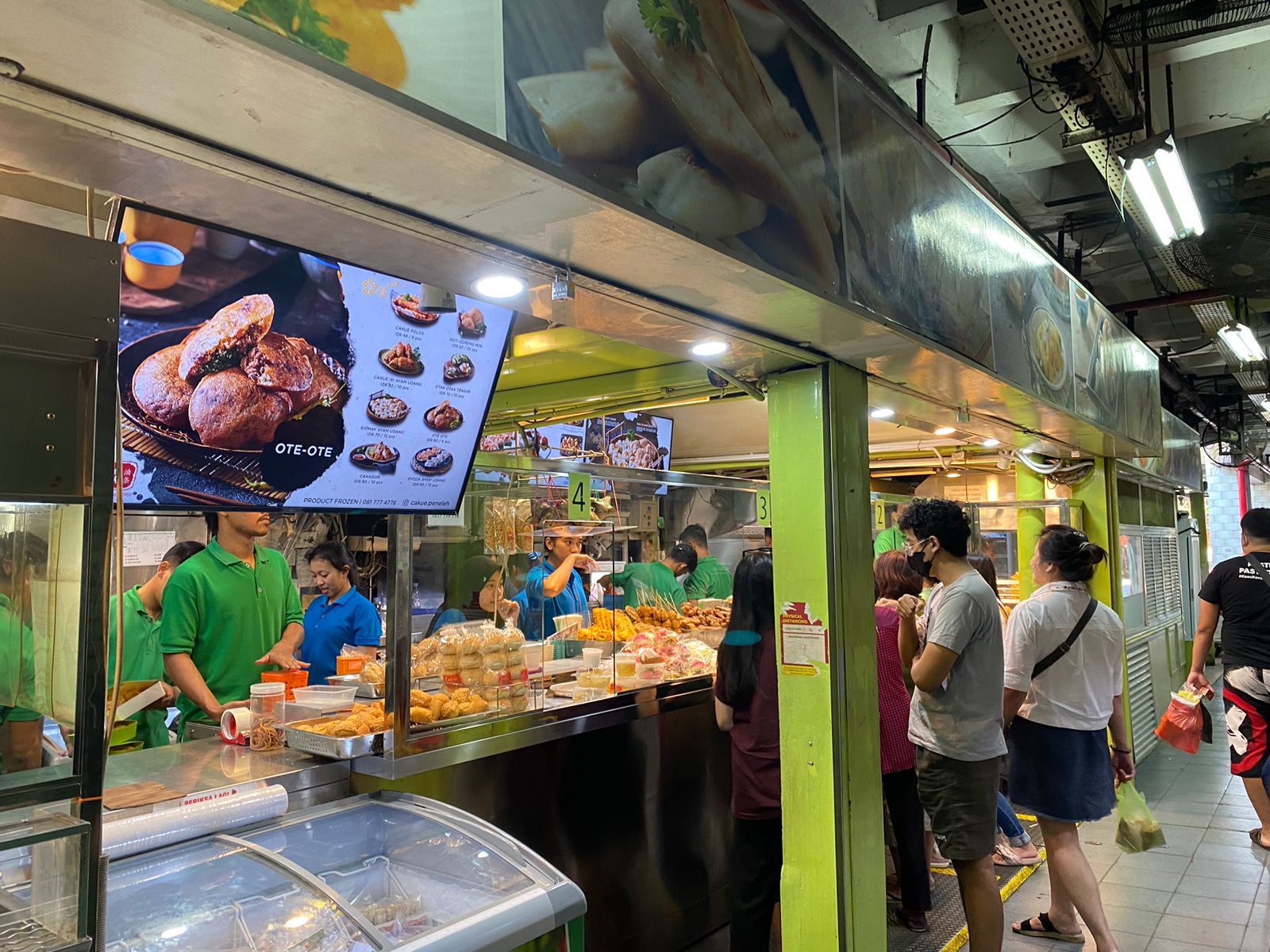 TERKENAL: Pedagang kuliner khas Pecinan di Pasar Atom selalu jadi jujukan, khususnya bagi orang-orang Tionghoa. (ACHMAD PRASETYO/RADAR SURABAYA)