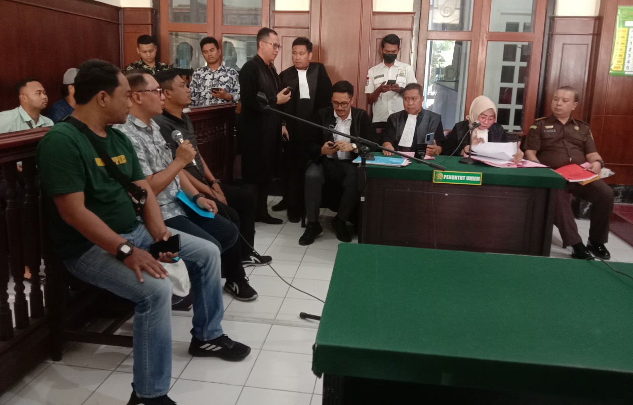 SAKSI: Ayah korban, Bambang Sunarjo, memberikan keterangan di PN Surabaya. (FAJAR/RADAR SURABAYA)